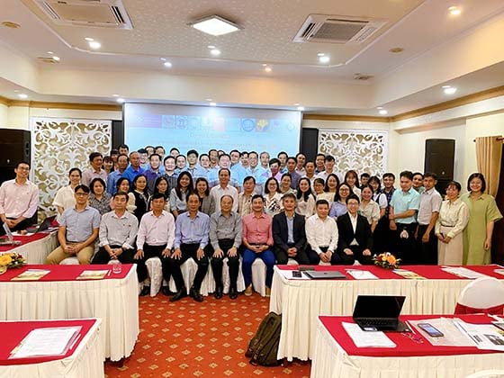 Các đại biểu chụp hình lưu niệm