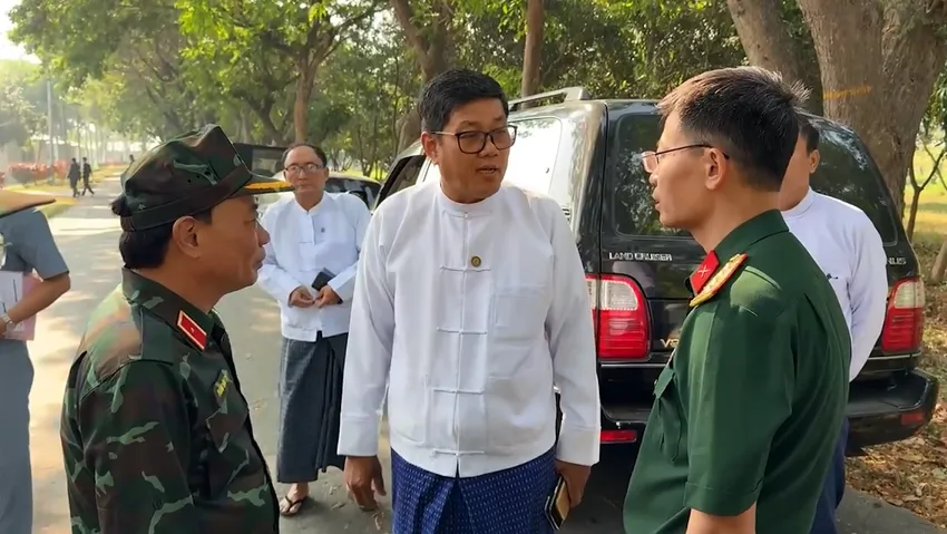 Thiếu tướng Phạm Văn Tỵ, Trưởng đoàn cứu hộ, cứu nạn QĐND Việt Nam (thứ nhất từ trái sang) trao đổi với đại diện chính quyền sở tại. luc-luong-cuu-ho-viet-nam-trinh-sat-hien-truong-dong-dat-o-myanmar--2.png