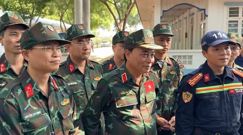 Thiếu tướng Phạm Văn Tỵ cho biết sau khi đến Mandalay, lực lượng cứu hộ Việt Nam sẽ nhanh chóng ổn định nơi ăn ở, tổ chức trinh sát thực địa, xác định quyết tâm và triển khai công tác tìm kiếm nạn nhân. luc-luong-cuu-ho-viet-nam-trinh-sat-hien-truong-dong-dat-o-myanmar-.png