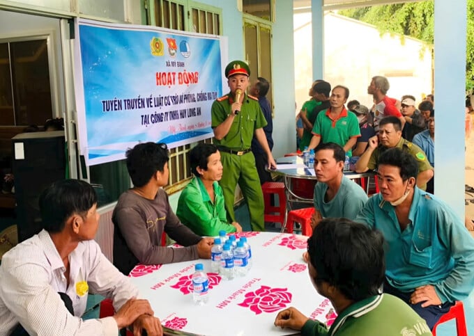 Công an xã Mỹ Bình, huyện Đức Huệ tuyên truyền về phòng, chống ma túy cho người dân địa phương