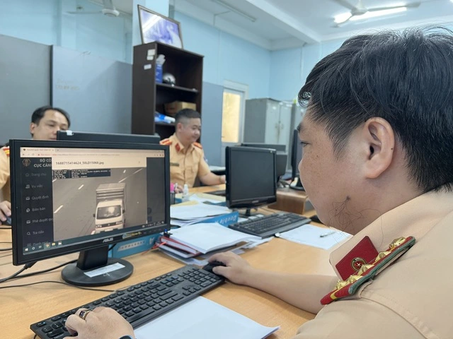 Vì sao đi đóng phạt nguội bị CSGT giữ bằng lái dù không phải lỗi tước bằng?- Ảnh 2. Vì sao đi đóng phạt nguội bị CSGT giữ bằng lái dù không phải lỗi tước bằng?- Ảnh 2.