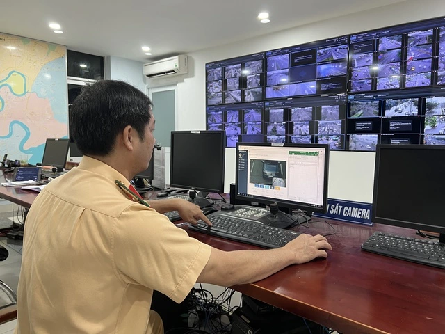 Vì sao đi đóng phạt nguội bị CSGT giữ bằng lái dù không phải lỗi tước bằng?- Ảnh 1. Vì sao đi đóng phạt nguội bị CSGT giữ bằng lái dù không phải lỗi tước bằng?- Ảnh 1.