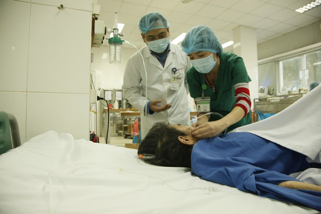  Chăm sóc bệnh nhân tại Khoa Cấp cứu - Bệnh viện Bệnh Nhiệt đới Trung ương. Ảnh: Chí Cường 