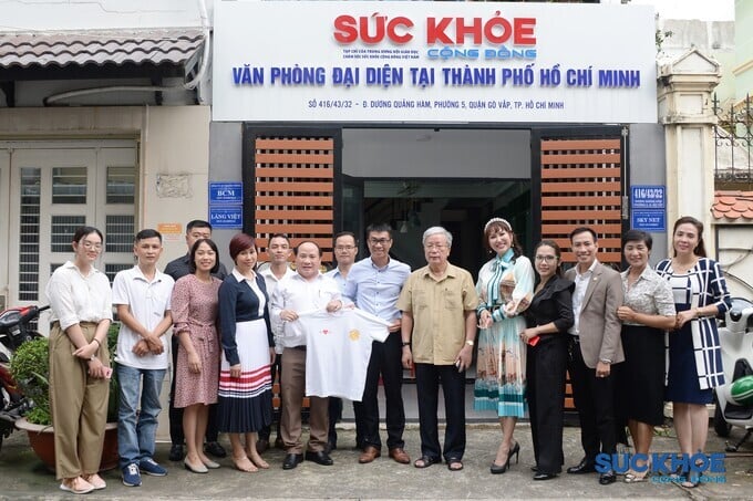 Ông Phạm Đình Vương, Trưởng Văn phòng Đại diện Trung ương Hội tại TPHCM tặng Trưởng VPĐD Tạp chí SKCĐ tại TPHCM chiếc áo