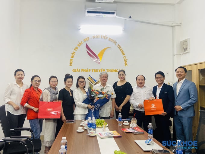 Chủ tịch Hội Nguyễn Hồng Quân, ông Phạm Đình Vương cùng Nhà báo Chu Loan - Giám đốc Trung tâm Truyền thông sự kiện và đại biểu các doanh nghiệp chụp ảnh lưu niệm