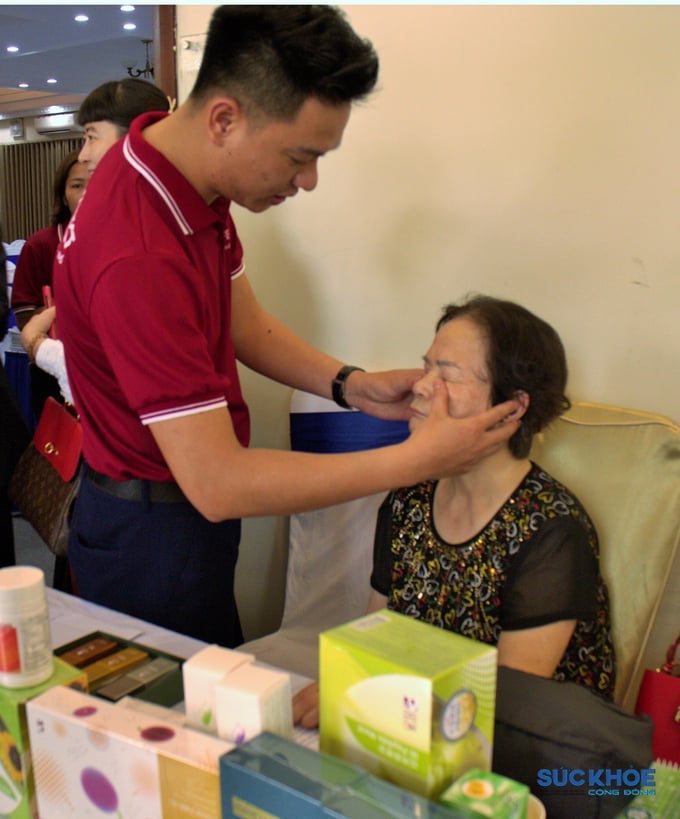 Các doanh nghiệp trưng bày sản phẩm tại Hội thảo