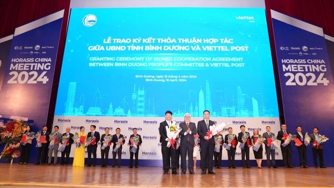 Trao ký kết thỏa thuận hợp tác giữa UBND tỉnh Bình Dương với Tổng Công ty Cổ phần Bưu chính Viettel