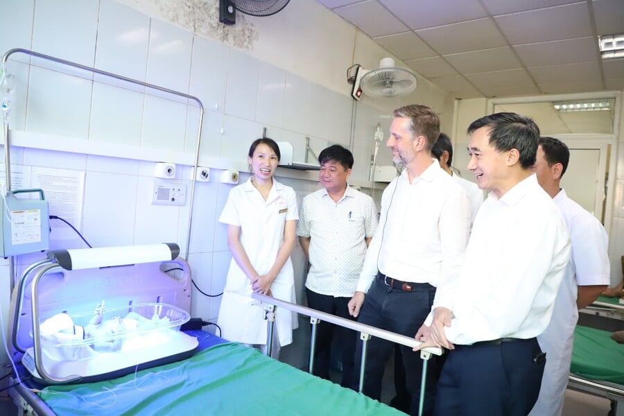 25.4.2024 TT TVT tham tang qua 16