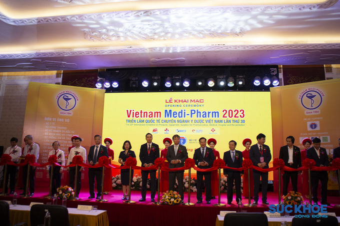Các đại biểu cắt băng khánh thành khai mạc triển lãm