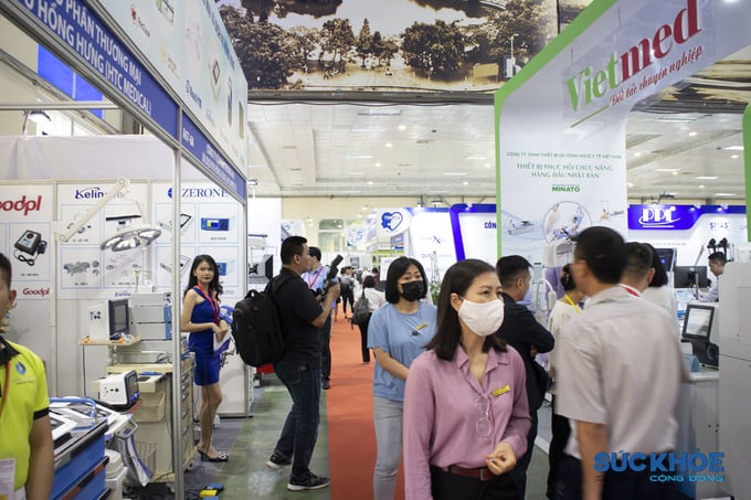 Khách tham quan các gian hàng về y, dược tại triển lãm