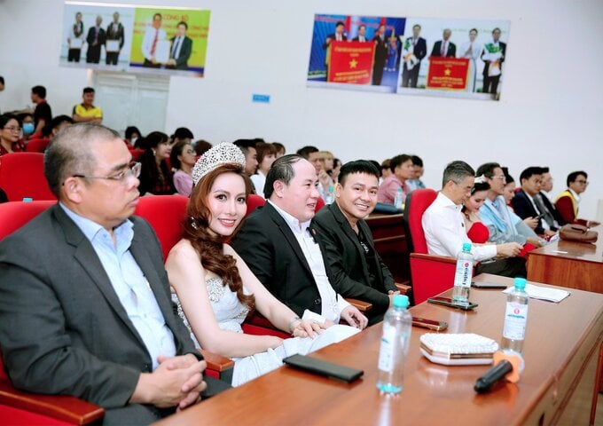 Ông Nguyễn Đình Tùng - Viện trưởng viện nghiên cứu khoa học và ứng dụng năng lượng vào đời sống, chủ tịch học viện nghiên cứu, ứng dụng và phát triển tiềm năng con người; Á hậu Thuý Anh; Ông Phạm Đình Vương, Giám đốc Trung tâm UNESCO Văn hoá Truyền thông, Trưởng Đại diện phía Nam Hội GDCSSKCĐ Việt Nam; Diên viên Trường Thịnh (Từ phải sang trái)