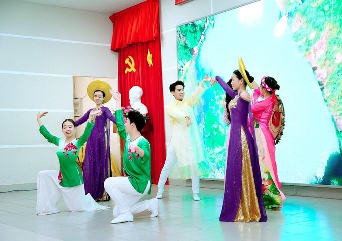 Các sinh viên trường Đại học Công nghệ TP. HCM - HUTECH biểu diễn nghệ thuật
