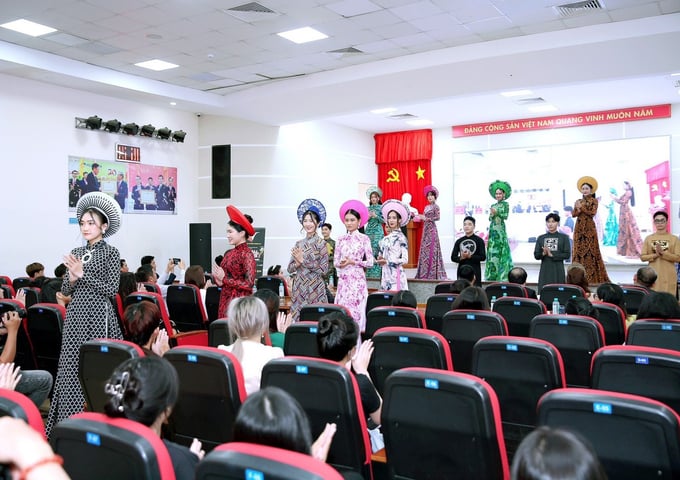 Các bạn sinh viên biểu diễn thời trang