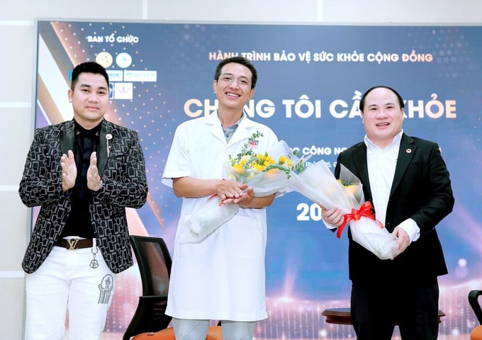 Nhà báo Vũ Ngọc Thành tặng hoa cho bác sỹ CKII Lê Hồng Hà – Phó Chủ tịch Hội đồng khoa học – Viện Nghiên cứu phát triển và đào tạo Y khoa Việt Nam và ông Phạm Đình Vương - Giám đốc Trung tâm UNESCO Văn hóa Thông tin Truyền thông, Trưởng Văn phòng Đại diện phía Nam Hội Giáo dục chăm sóc sức khỏe cộng đồng Việt Nam