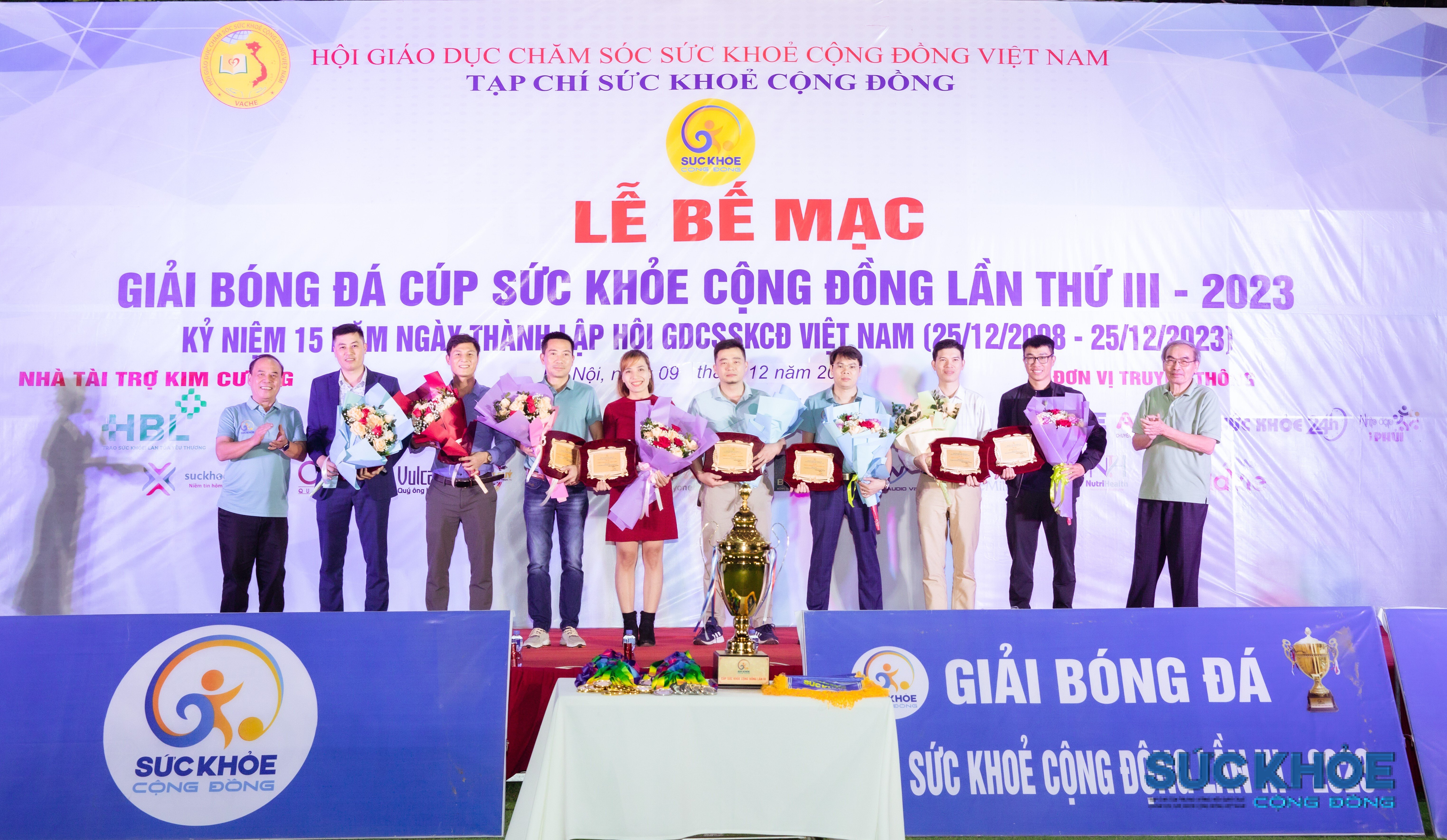 Ban tổ chức trao hoa và quà tri ân cho các nhà tài trợ