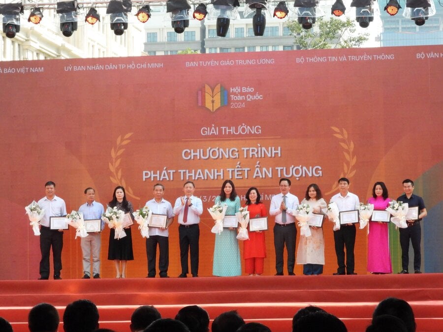 Ban tổ chức trao giải Chương trình Phát thanh Tết ấn tượng cho các cơ quan báo chí