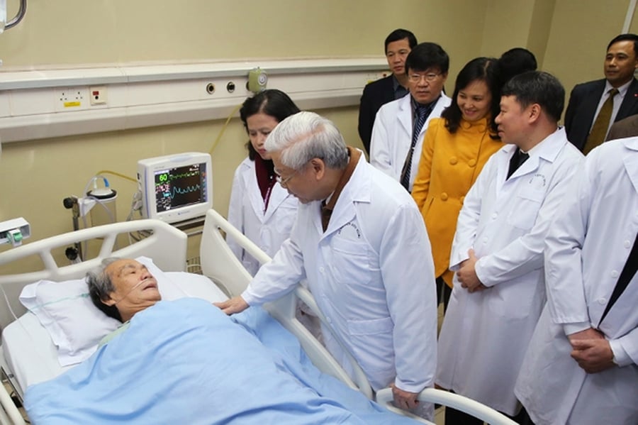 Tong bi thu Nguyen Phu Trong tham benh nhan dang dieu tri tai benh vien Huu nghi