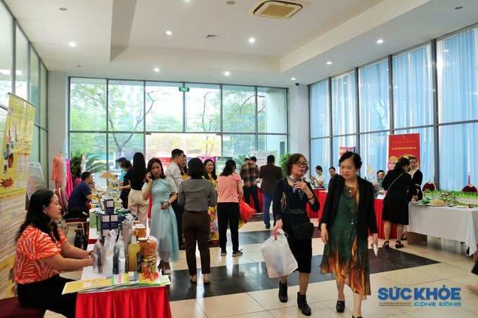 Nhiều gian hàng tham gia trưng bày tại hội nghị