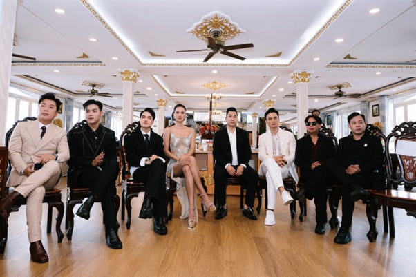 Cố vấn sắc đẹp - Ông Lê Anh Minh (thứ ba, từ bìa trái) tại buổi Fashion Show 2023 cùng NTK Khang Trịnh (vị trí thứ hai, từ bìa trái) cùng NTK Lê Minh Trí - Art Luxury Store (ngoài cùng, bìa trái), Á Hậu Miss Universe Việt Nam 2023 - Hương Ly (thứ tư, từ bìa trái), Nhà báo Vũ Ngọc Thành - GĐ Công ty TNHH Trung tâm Giải pháp - Bảo trợ Truyền thông VN (thứ tư, từ bìa phải), Á Vương 1 Man Of The Year 2022 - Nguyễn Minh Khắc (thứ ba, từ bìa phải), đạo diễn catwalk Tạ Nguyên Phúc (thứ hai, từ bìa phải) và nghệ nhân Quốc gia Nguyễn Đình Phúc (ngoài cùng, bìa phải)
