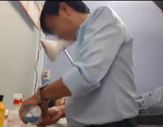 Bác sĩ L đang lấy thuốc cho bệnh nhân (Ảnh: HỒ NINH)