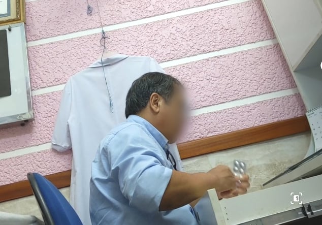 Bác sĩ K bán thuốc cho bệnh nhân ngay tại phòng khám (Ảnh: CAO ÁNH)