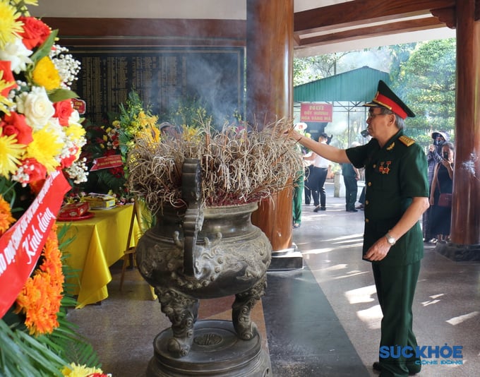 Đại tá Tạ Quang Vinh - Tổng Thư ký Hội GDCSSKCĐ Việt Nam dâng nén tâm nhang