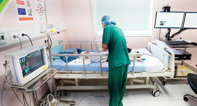 Bệnh nhi được theo dõi tại Khoa Ngoại Thần kinh trước khi phẫu thuật. Ảnh: Bệnh viện Nhi Trung ương