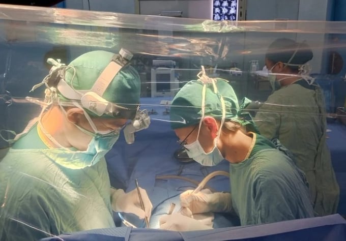 Phẫu thuật điều trị cho bệnh nhi. Ảnh: BVCC (VTV)