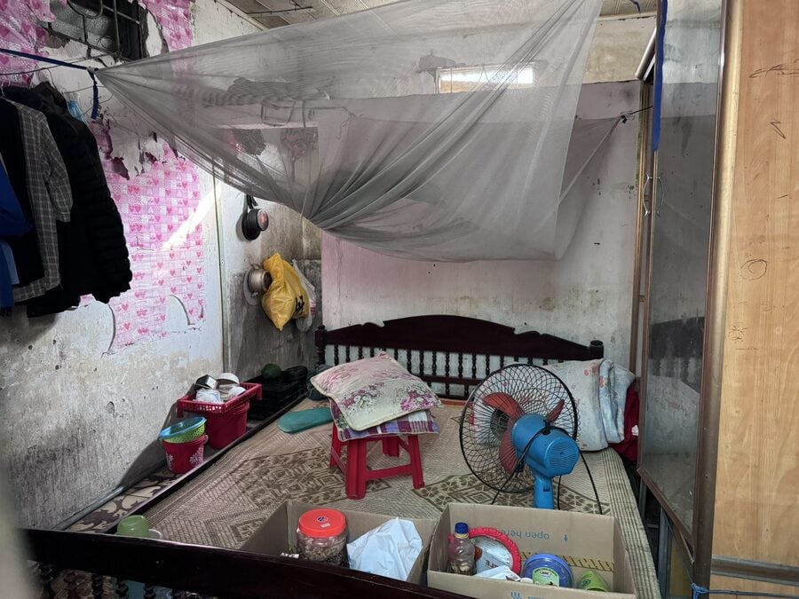 Xóm trọ có 7 phòng, mỗi phòng chỉ khoảng 10m2, tồi tàn, ẩm thấp, là chỗ ở cho 8 bệnh nhân
