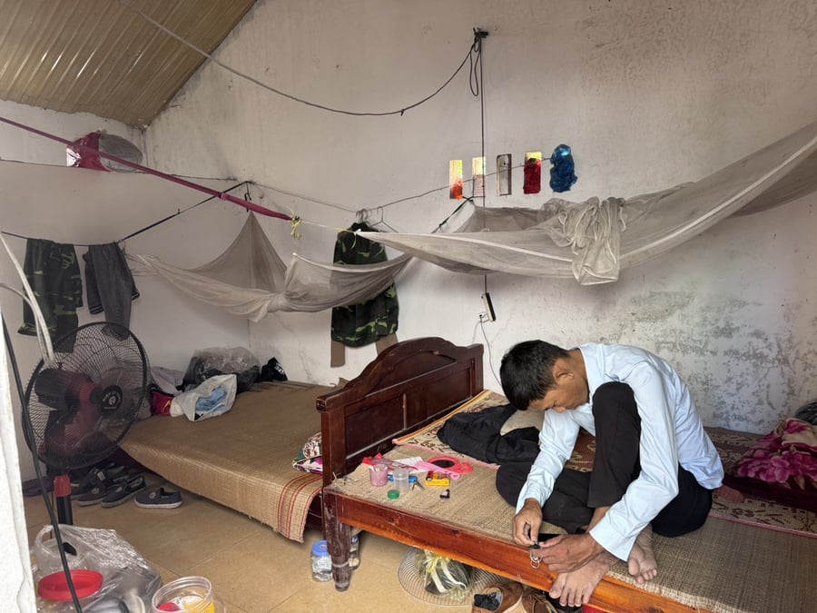 Anh Hoàng Văn Tươi (34 tuổi, xã Xuân Lộc, huyện Thường Xuân, Thanh Hóa) nghẹn ngào kể về hoàn cảnh éo le của mình