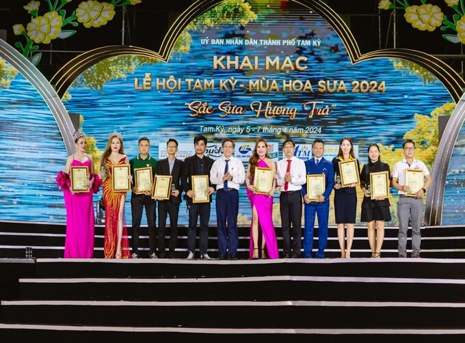 BTC Hoa hậu Việt Nam Thời đại nhận bằng khen từ lãnh đạo tỉnh Quảng Nam