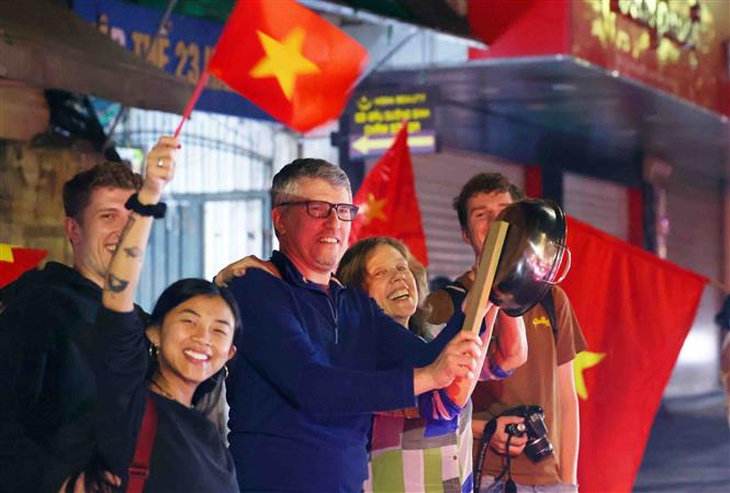 062140-vna-potal-chung-ket-luot-di-asean-cup-2024-nguoi-ham-mo-do-ra-duong-mung-chien-thang-cua-tuyen-viet-nam-7787975.jpg