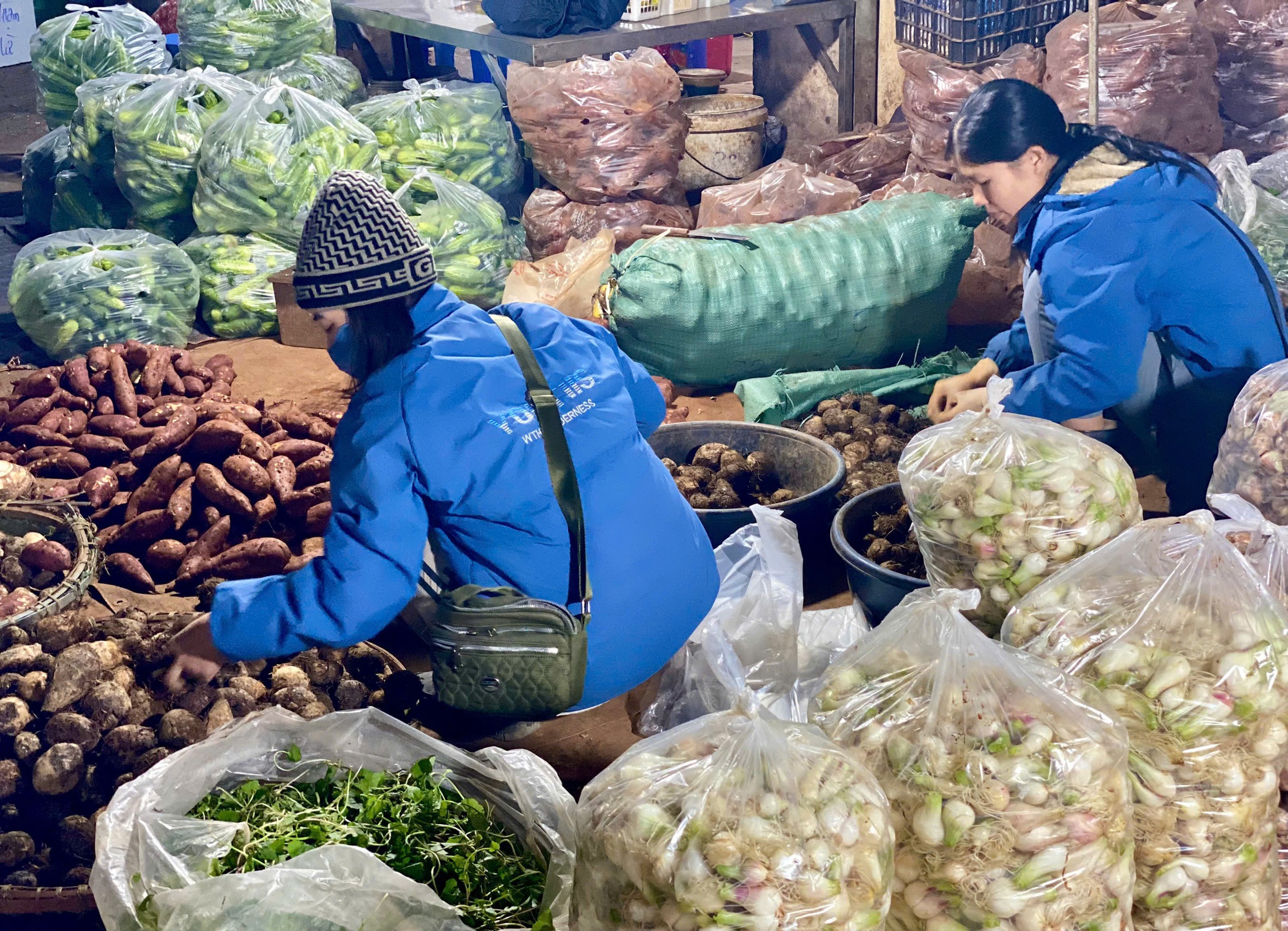 Chợ đầu mối nông sản đa dạng các mặt hàng phục vụ người dân ngày đầu năm mới 2025- Ảnh 4. Chợ đầu mối nông sản đa dạng các mặt hàng phục vụ người dân ngày đầu năm mới 2025- Ảnh 4.