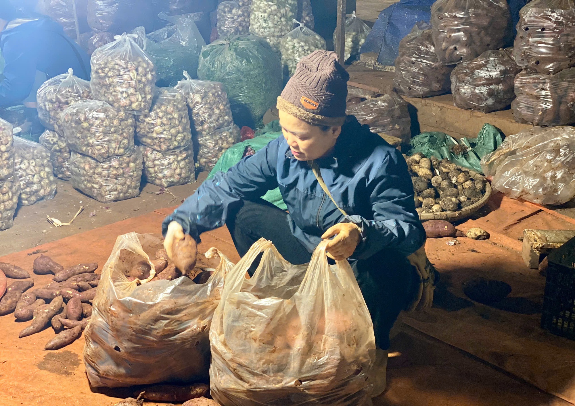 Chợ đầu mối nông sản đa dạng các mặt hàng phục vụ người dân ngày đầu năm mới 2025- Ảnh 8. Chợ đầu mối nông sản đa dạng các mặt hàng phục vụ người dân ngày đầu năm mới 2025- Ảnh 8.