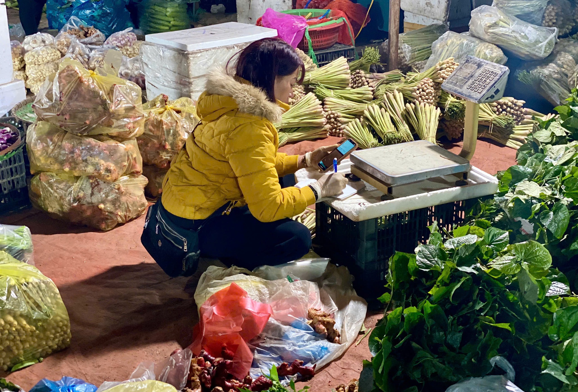 Chợ đầu mối nông sản đa dạng các mặt hàng phục vụ người dân ngày đầu năm mới 2025- Ảnh 10. Chợ đầu mối nông sản đa dạng các mặt hàng phục vụ người dân ngày đầu năm mới 2025- Ảnh 10.