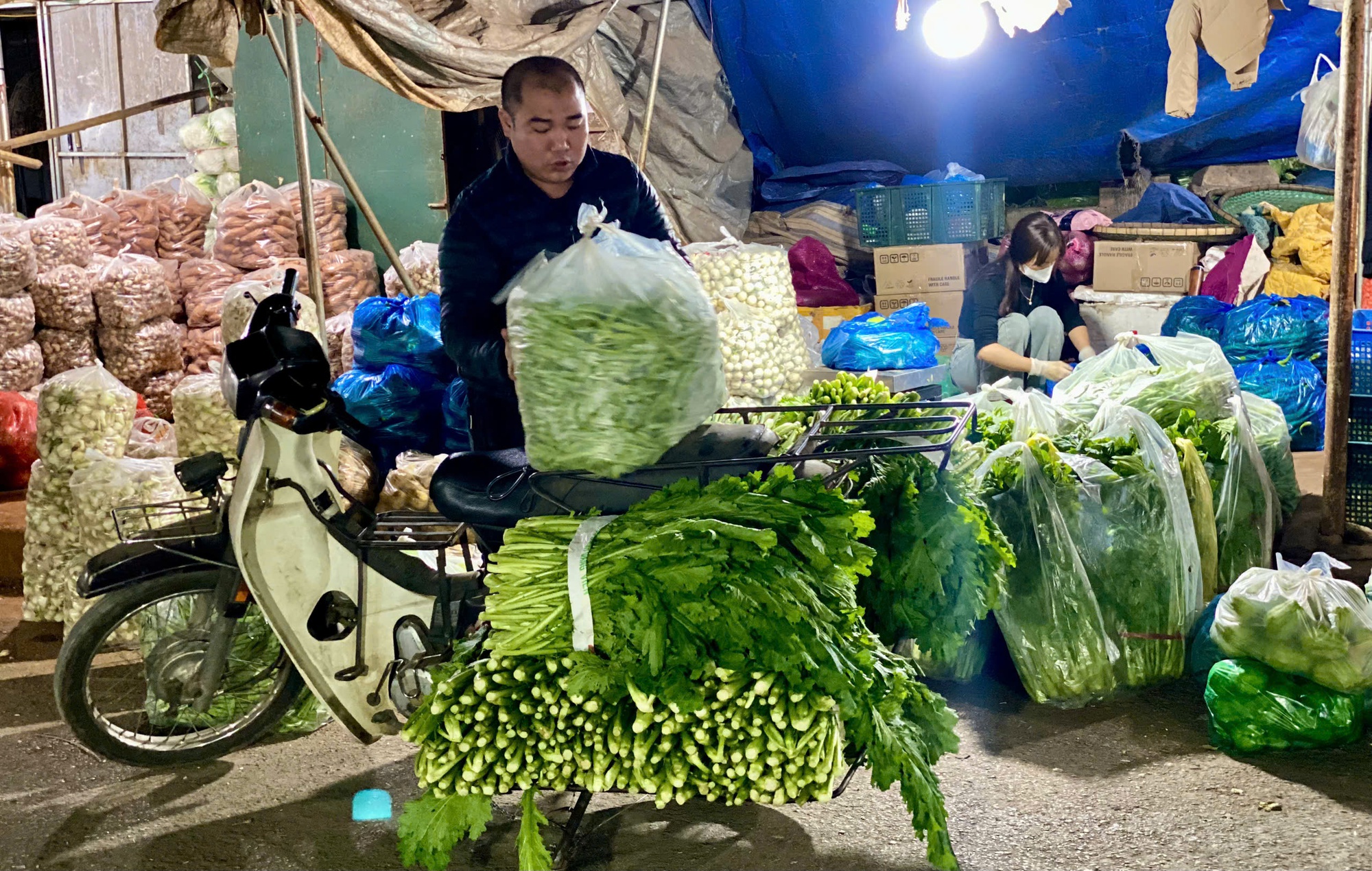 Chợ đầu mối nông sản đa dạng các mặt hàng phục vụ người dân ngày đầu năm mới 2025- Ảnh 13. Chợ đầu mối nông sản đa dạng các mặt hàng phục vụ người dân ngày đầu năm mới 2025- Ảnh 13.