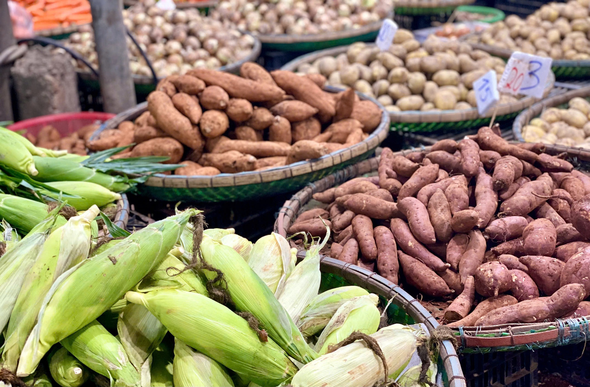 Chợ đầu mối nông sản đa dạng các mặt hàng phục vụ người dân ngày đầu năm mới 2025- Ảnh 21. Chợ đầu mối nông sản đa dạng các mặt hàng phục vụ người dân ngày đầu năm mới 2025- Ảnh 21.