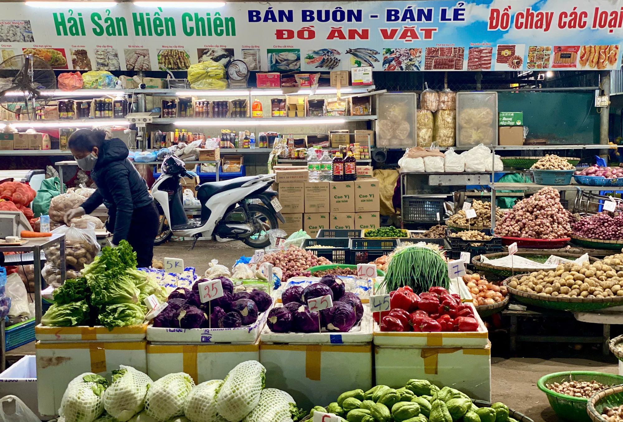 Chợ đầu mối nông sản đa dạng các mặt hàng phục vụ người dân ngày đầu năm mới 2025- Ảnh 1. Chợ đầu mối nông sản đa dạng các mặt hàng phục vụ người dân ngày đầu năm mới 2025- Ảnh 1.