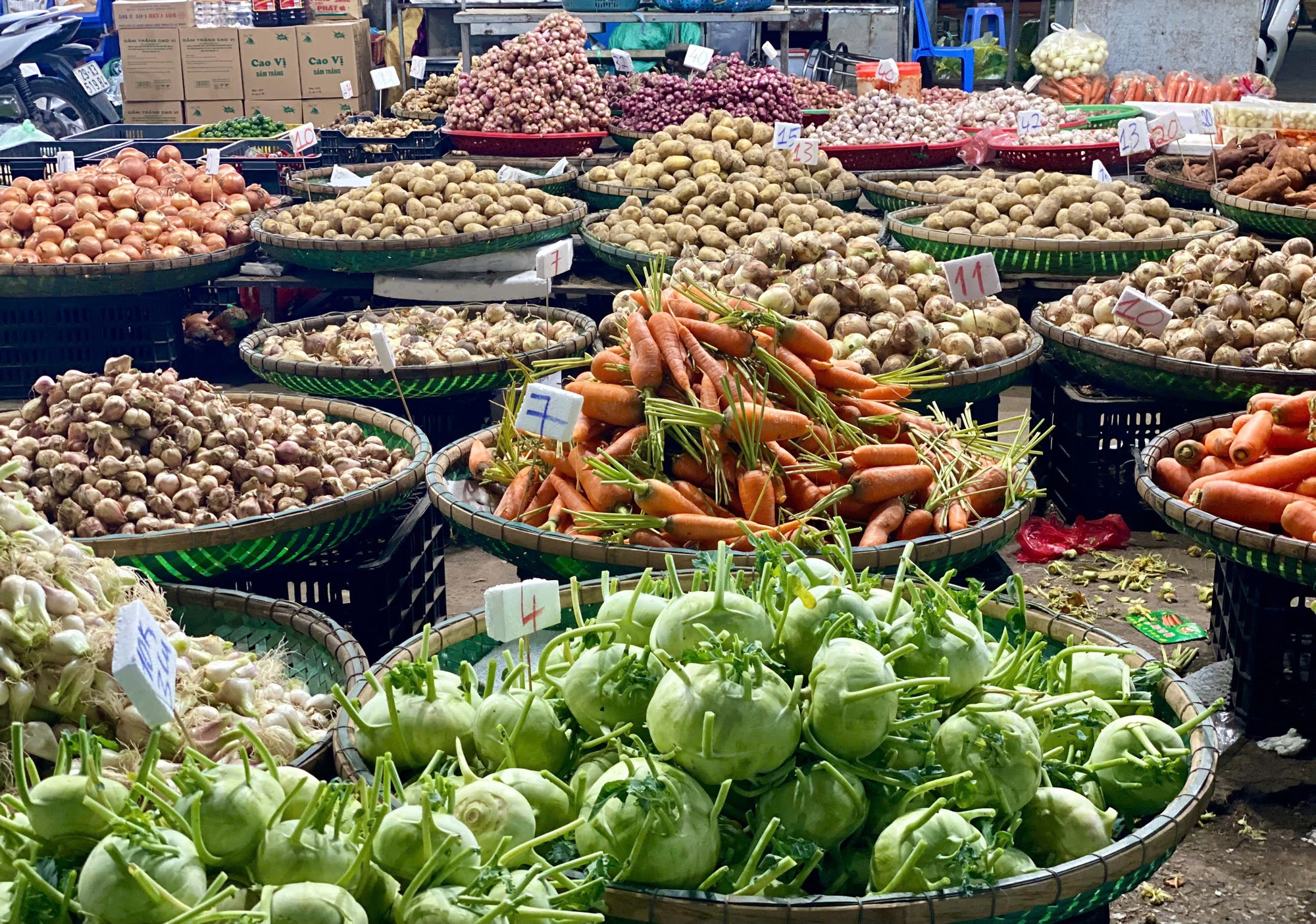 Chợ đầu mối nông sản đa dạng các mặt hàng phục vụ người dân ngày đầu năm mới 2025- Ảnh 2. Chợ đầu mối nông sản đa dạng các mặt hàng phục vụ người dân ngày đầu năm mới 2025- Ảnh 2.