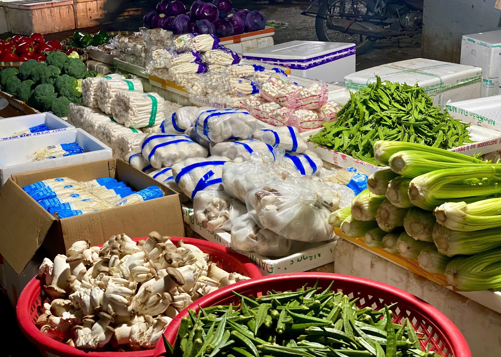 Chợ đầu mối nông sản đa dạng các mặt hàng phục vụ người dân ngày đầu năm mới 2025- Ảnh 9. Chợ đầu mối nông sản đa dạng các mặt hàng phục vụ người dân ngày đầu năm mới 2025- Ảnh 9.