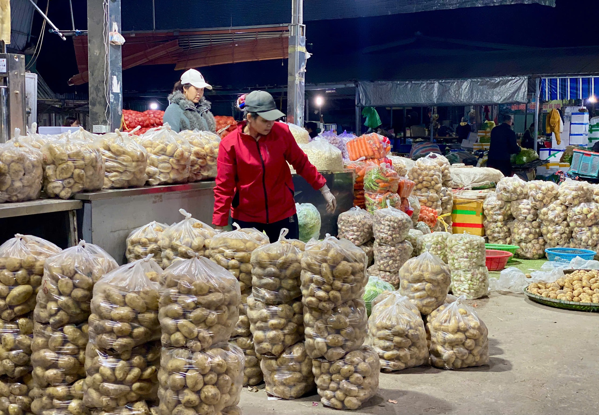 Chợ đầu mối nông sản đa dạng các mặt hàng phục vụ người dân ngày đầu năm mới 2025- Ảnh 12. Chợ đầu mối nông sản đa dạng các mặt hàng phục vụ người dân ngày đầu năm mới 2025- Ảnh 12.