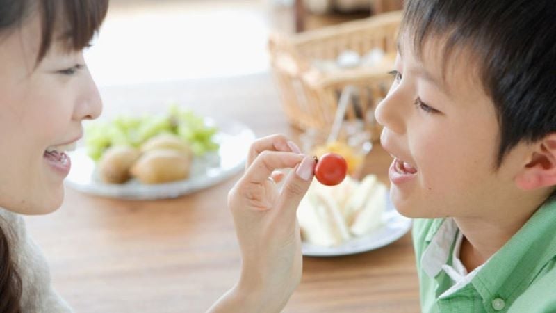 Tạo niềm vui ăn uống lành mạnh hơn bằng cách bắt đầu với thức ăn cơ bản thân thiện với trẻ em.