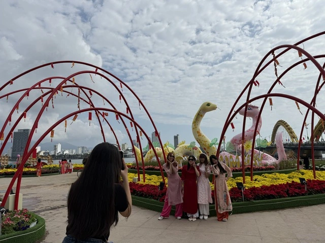 Vườn hoa xuân Bạch Đằng hoạt động đến tháng 5 để phục vụ người dân, du khách  ẢNH: NGUYỄN TÚ