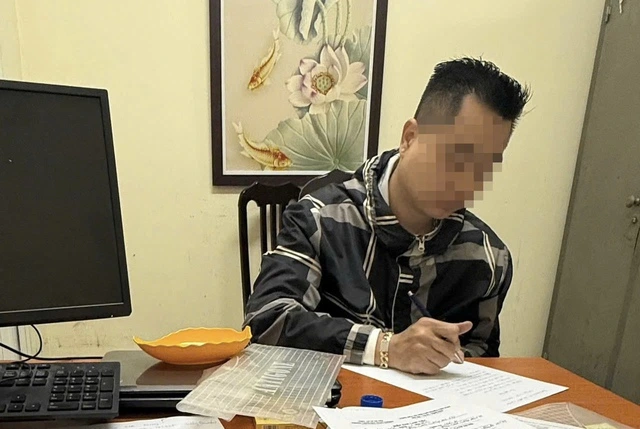CSGT lập biên bản vi phạm hành chính đối với nam tài xế  ẢNH: MINH NHẬT