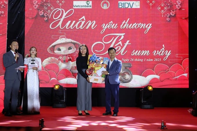 Bà Ngô Thị Minh Trinh – Phó Bí thư Huyện ủy Krông Pắc trao quà và kinh phí hỗ trợ
