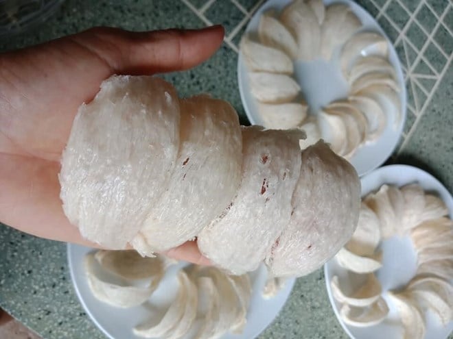 Yến sào hay tổ yến là một loại thực phẩm có hàm lượng dinh dưỡng cao. Ảnh: Nhật Anh