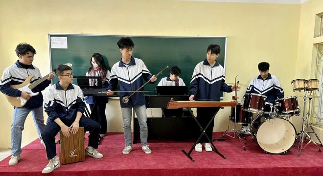 Các em học sinh tự tin thể hiện các tác phẩm âm nhạc bằng nhiều nhạc cụ khác nhau