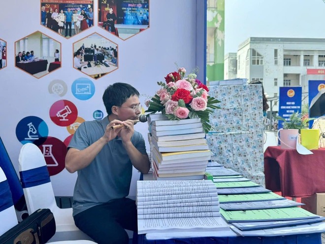 Thầy giáo Nguyễn Khắc Lý - Phó Hiệu trưởng trường Phùng Khắc Khoan - Thạch Thất tự tìm tòi mô hình học âm nhạc trực tuyến để áp dụng cho học sinh nhà trường