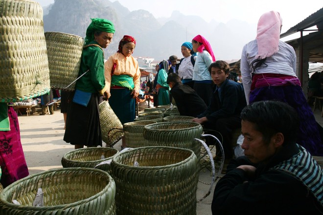 Những phiên chợ vùng cao không chỉ rực rỡ sắc màu bởi áo váy của đồng bào mà còn bởi đủ các mặt hàng