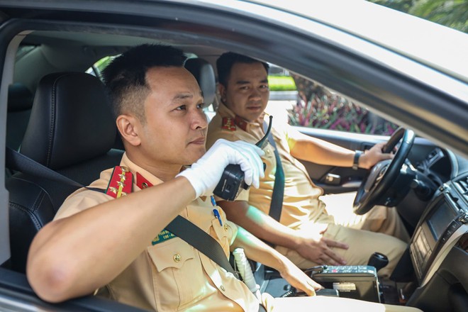 Cán bộ, chiến sĩ Cảnh sát giao thông Thủ đô tập trung cao độ trên suốt hành trình “chuyển giao” sự sống